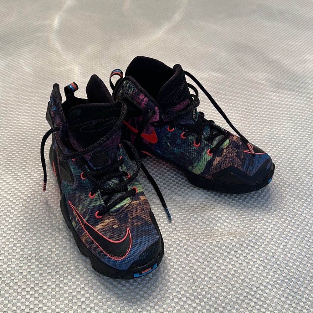 Nike Lebron 13 Youth Basketball sneakers Size 3.5Y